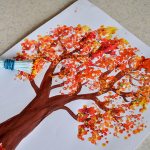 Дерево, нарисованное ватными палочками